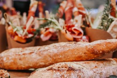 Des portions de nourriture servies dans des pots en carton avec des fleurs blanches en décoration.