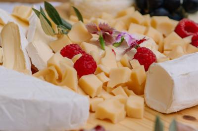 Des portions de nourriture servies dans des pots en carton avec des fleurs blanches en décoration.