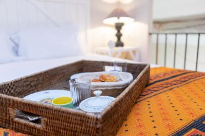 Vue aérienne d'un domaine rural avec bâtiments en pierre, cour pavée, arbres et champs environnants.