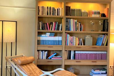 Vue aérienne d'un domaine rural avec bâtiments en pierre, cour pavée, arbres et champs environnants.