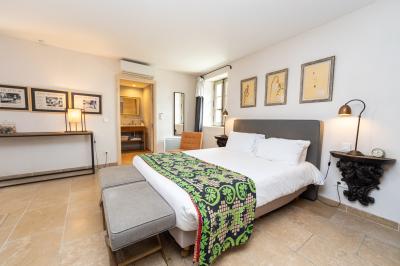 Vue aérienne d'un domaine rural avec bâtiments en pierre, cour pavée, arbres et champs environnants.