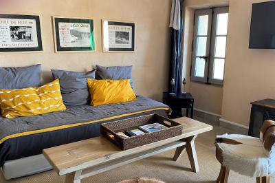 Vue aérienne d'un domaine rural avec bâtiments en pierre, cour pavée, arbres et champs environnants.