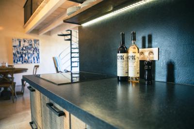 Vue aérienne d'un domaine rural avec bâtiments en pierre, cour pavée, arbres et champs environnants.