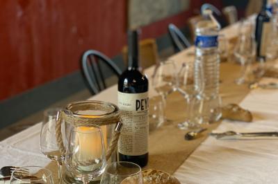 Vue aérienne d'un domaine rural avec bâtiments en pierre, cour pavée, arbres et champs environnants.