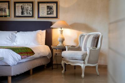 Vue aérienne d'un domaine rural avec bâtiments en pierre, cour pavée, arbres et champs environnants.