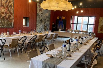 Vue aérienne d'un domaine rural avec bâtiments en pierre, cour pavée, arbres et champs environnants.