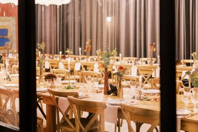 Vue aérienne d'un domaine rural avec bâtiments en pierre, cour pavée, arbres et champs environnants.