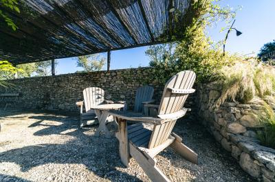 Vue aérienne d'un domaine rural avec bâtiments en pierre, cour pavée, arbres et champs environnants.