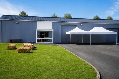 Cuisine professionnelle moderne avec équipements en inox, carrelage mural coloré et sol en carrelage gris.