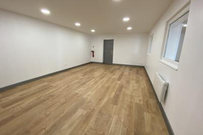 Cuisine professionnelle avec carrelage mural coloré, réfrigérateur, distributeur d'eau et équipements en inox.