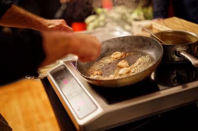 Plateau de légumes croquants, dips et charcuterie disposés sur une table en extérieur, avec des décorations végétales.