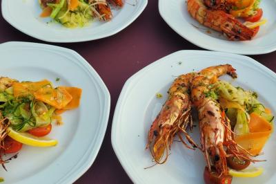 Plateau de légumes croquants, dips et charcuterie disposés sur une table en extérieur, avec des décorations végétales.