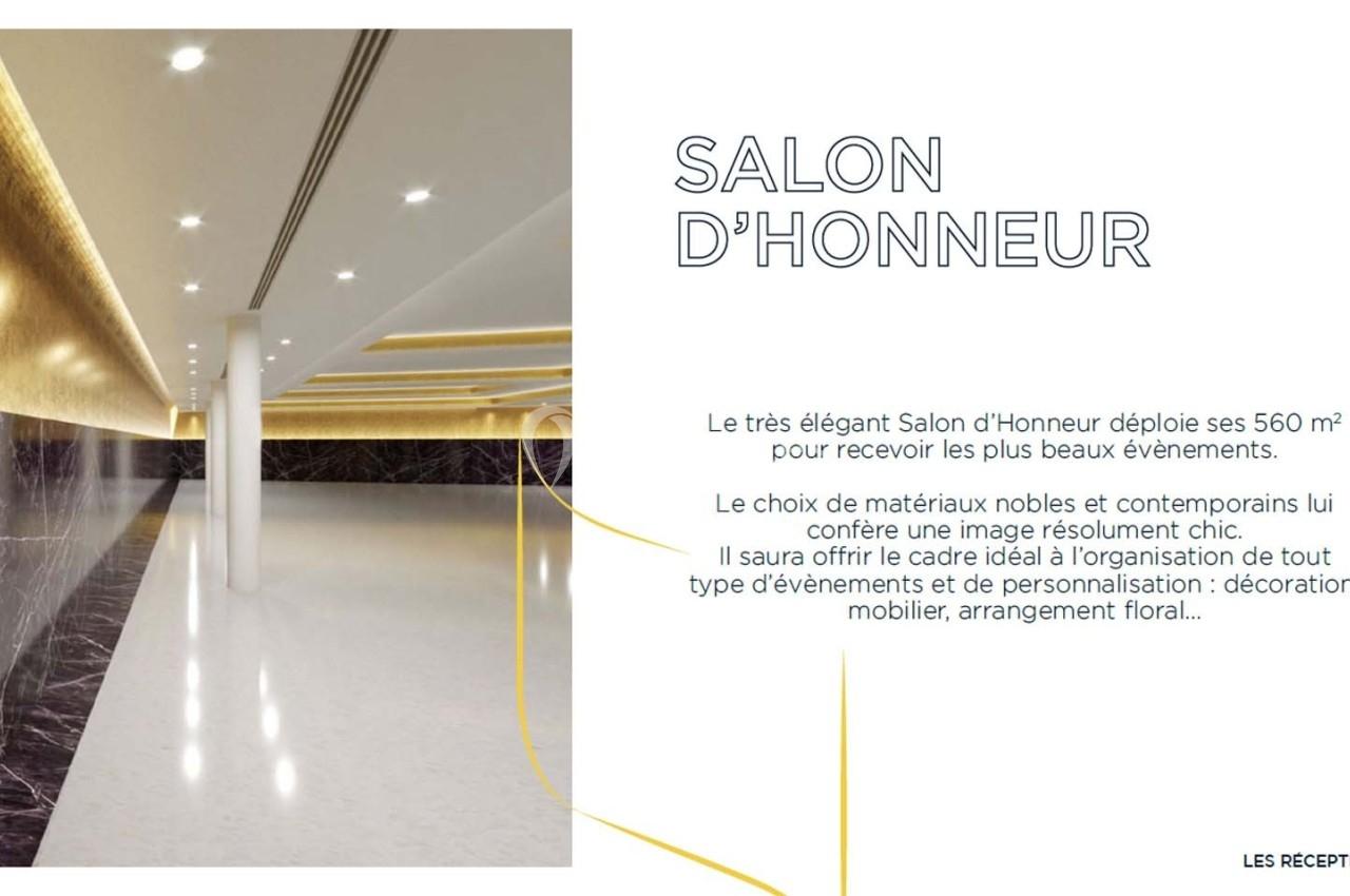 Vue intérieure d'un salon spacieux et moderne avec des murs en marbre, un éclairage chaleureux et un plafond design.