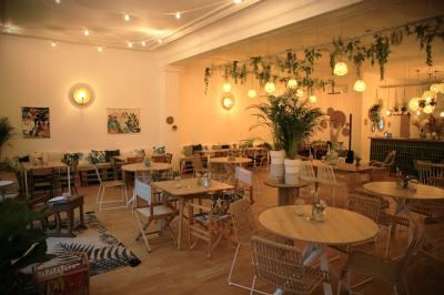 Plantes vertes en pots décorant un espace intérieur chaleureux avec mobilier en bois et éclairage tamisé.