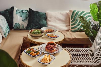 Plantes vertes en pots décorant un espace intérieur chaleureux avec mobilier en bois et éclairage tamisé.