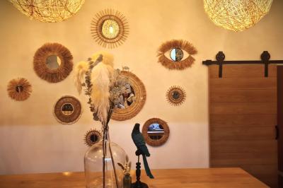 Plantes vertes en pots décorant un espace intérieur chaleureux avec mobilier en bois et éclairage tamisé.