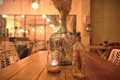 Plantes vertes en pots décorant un espace intérieur chaleureux avec mobilier en bois et éclairage tamisé.