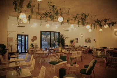 Saumon grillé garni de pousses, accompagné de kimchi, servi dans une assiette en céramique sur une nappe rayée.