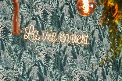 Saumon grillé garni de pousses, accompagné de kimchi, servi dans une assiette en céramique sur une nappe rayée.