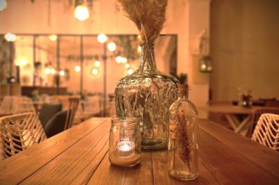 Saumon grillé garni de pousses, accompagné de kimchi, servi dans une assiette en céramique sur une nappe rayée.