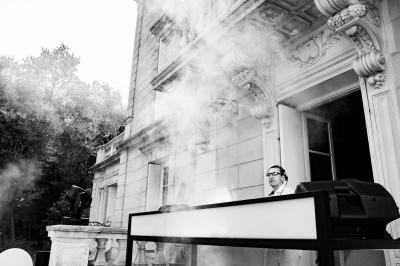 Façade d'un bâtiment illuminée par des projections lumineuses colorées dans un environnement nocturne.