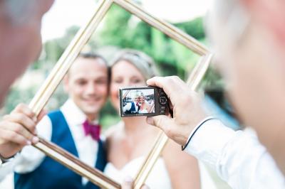 Façade d'un bâtiment illuminée par des projections lumineuses colorées dans un environnement nocturne.