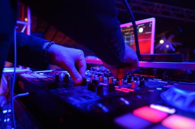 Façade d'un bâtiment illuminée par des projections lumineuses colorées dans un environnement nocturne.