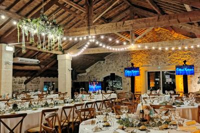 Façade d'un bâtiment illuminée par des projections lumineuses colorées dans un environnement nocturne.