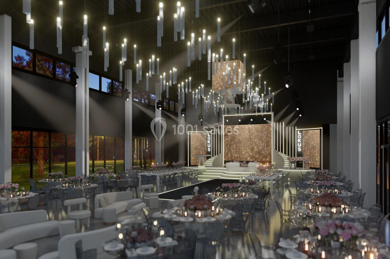 Salle de réception élégante avec tables décorées, éclairage suspendu moderne et scène centrale illuminée.