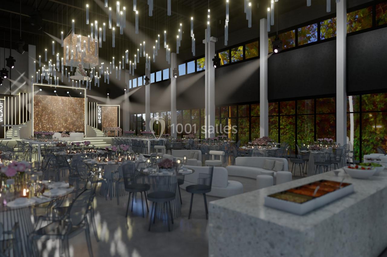 Salle de réception élégante avec tables dressées, éclairage suspendu et grandes baies vitrées donnant sur un paysage arboré.