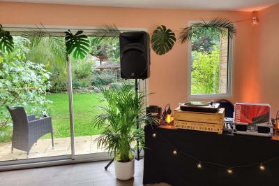 Musiciens mariachi jouant de la trompette, de la guitare et du violon dans une salle décorée de couleurs vives et de…