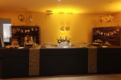 Musiciens mariachi jouant de la trompette, de la guitare et du violon dans une salle décorée de couleurs vives et de…