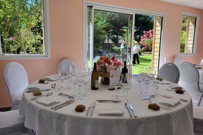 Musiciens mariachi jouant de la trompette, de la guitare et du violon dans une salle décorée de couleurs vives et de…