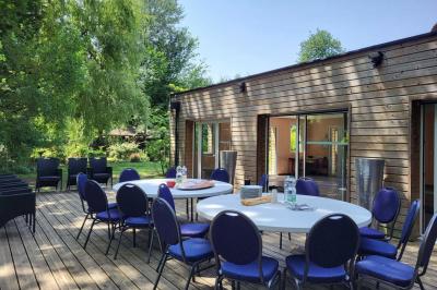 Musiciens mariachi jouant de la trompette, de la guitare et du violon dans une salle décorée de couleurs vives et de…