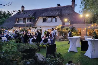 Musiciens mariachi jouant de la trompette, de la guitare et du violon dans une salle décorée de couleurs vives et de…