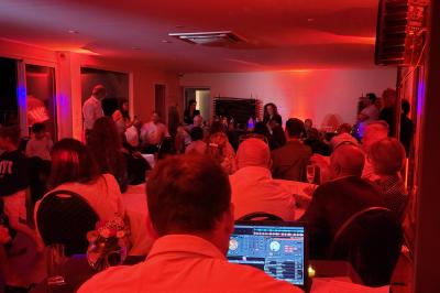 Musiciens mariachi jouant de la trompette, de la guitare et du violon dans une salle décorée de couleurs vives et de…