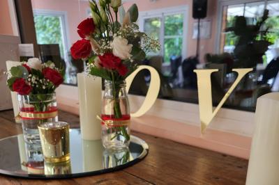 Musiciens mariachi jouant de la trompette, de la guitare et du violon dans une salle décorée de couleurs vives et de…
