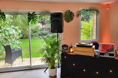 Musiciens mariachi jouant de la trompette, de la guitare et du violon dans une salle décorée de couleurs vives et de…