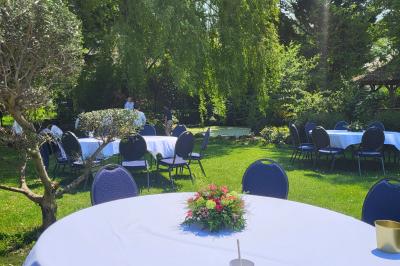 Musiciens mariachi jouant de la trompette, de la guitare et du violon dans une salle décorée de couleurs vives et de…