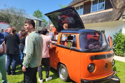 Musiciens mariachi jouant de la trompette, de la guitare et du violon dans une salle décorée de couleurs vives et de…