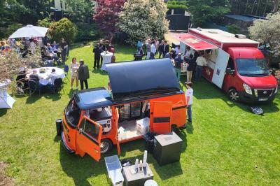 Musiciens mariachi jouant de la trompette, de la guitare et du violon dans une salle décorée de couleurs vives et de…