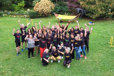 Musiciens mariachi jouant de la trompette, de la guitare et du violon dans une salle décorée de couleurs vives et de…
