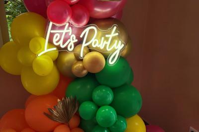 Musiciens mariachi jouant de la trompette, de la guitare et du violon dans une salle décorée de couleurs vives et de…