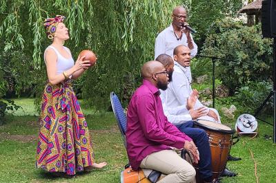 Musiciens mariachi jouant de la trompette, de la guitare et du violon dans une salle décorée de couleurs vives et de…