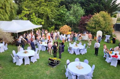 Musiciens mariachi jouant de la trompette, de la guitare et du violon dans une salle décorée de couleurs vives et de…