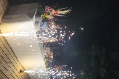 Musiciens mariachi jouant de la trompette, de la guitare et du violon dans une salle décorée de couleurs vives et de…