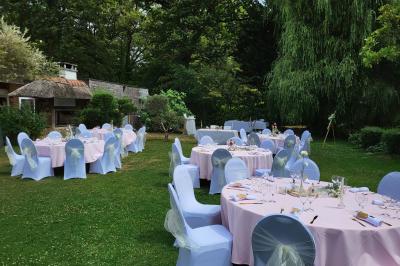 Musiciens mariachi jouant de la trompette, de la guitare et du violon dans une salle décorée de couleurs vives et de…