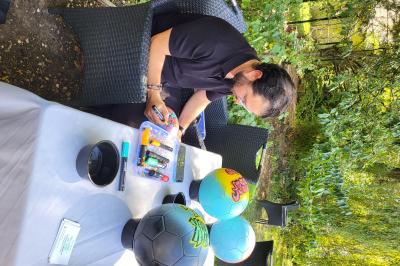 Musiciens mariachi jouant de la trompette, de la guitare et du violon dans une salle décorée de couleurs vives et de…