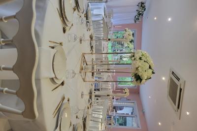 Musiciens mariachi jouant de la trompette, de la guitare et du violon dans une salle décorée de couleurs vives et de…