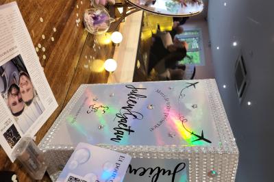 Musiciens mariachi jouant de la trompette, de la guitare et du violon dans une salle décorée de couleurs vives et de…